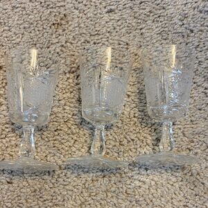 Val Belez Krievidza
Crystal Stemmed
Glass  4” Tall (3)